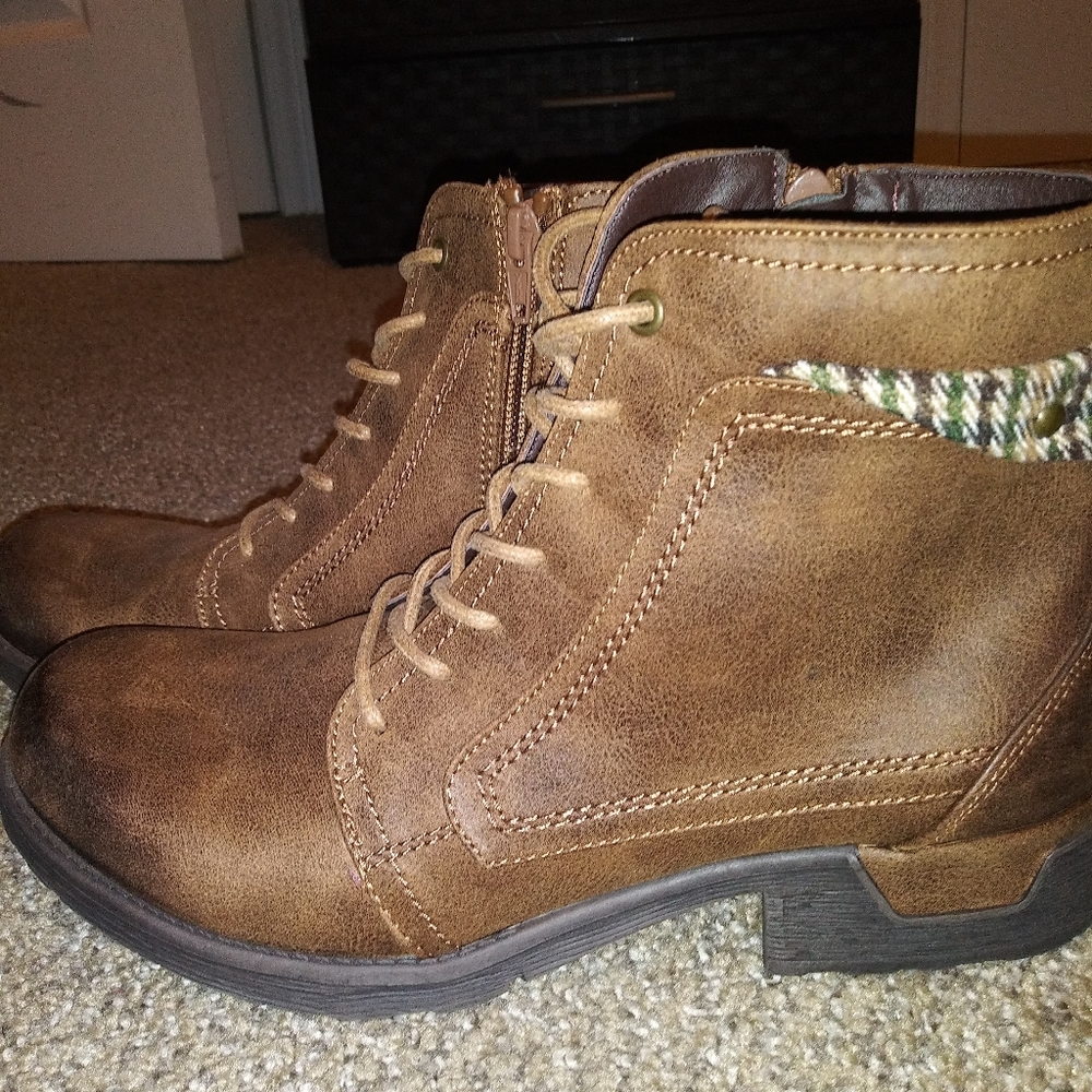 Boots - Picture 2 of 5